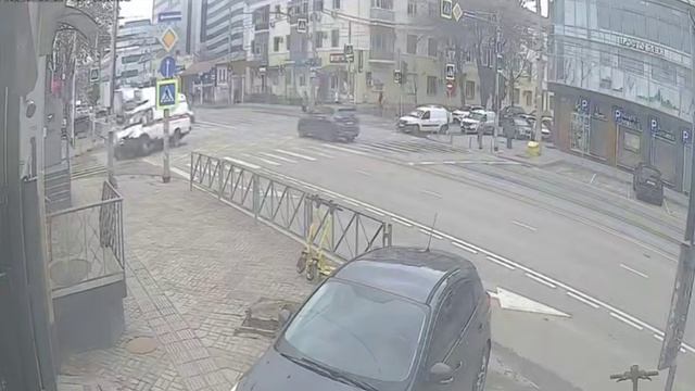 Момент аварии со скорой помощью в центре Краснодара попал на видео смотреть онлайн