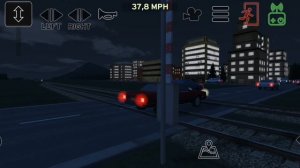 пассажирский поезд проезжает мимо переезда