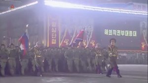 На параде в КНДР военные прошли с флагом России.