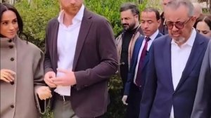 Меган Маркл пытается взять Гарри за руку в Иордании