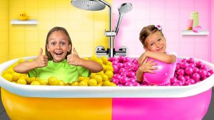 Дети играют в самую весёлую игру с шариками в ванне