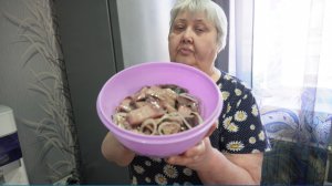 ЛУЧШАЯ СЕЛЁДОЧКА ТОЛЬКО У НАС мама и сын готовят ПОДВАЛ ИЛЬИЧА филе из сельди с луком маслом ВКУСНО