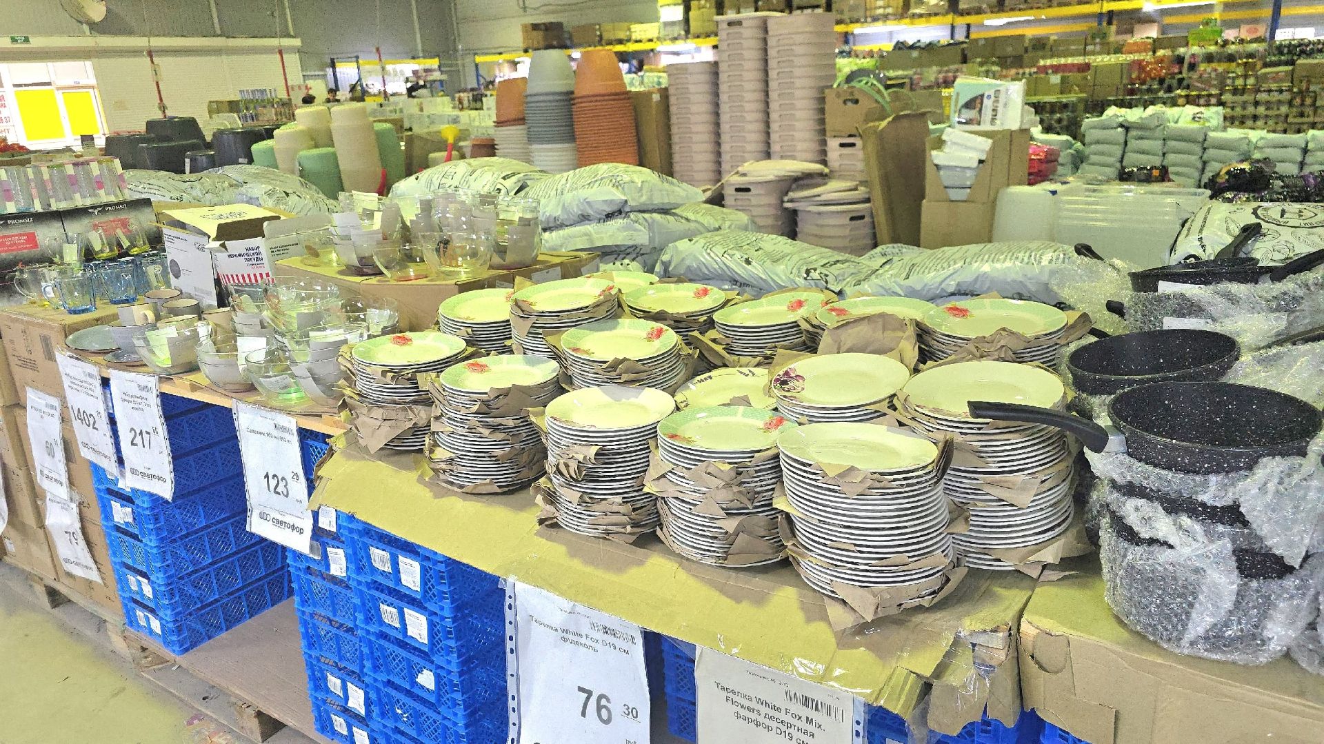 Магазин низких цен Светофор привёз Новинки! Покупателей тут толпы, оно и понятно, цены низкие на ВСЁ смотреть онлайн