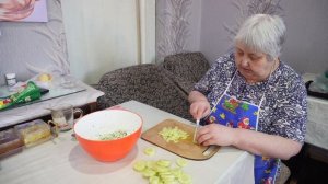 Хозяюшка Добрая мамочка пенсионерка Всегда приготовит на обед витаминный вкусный салатик