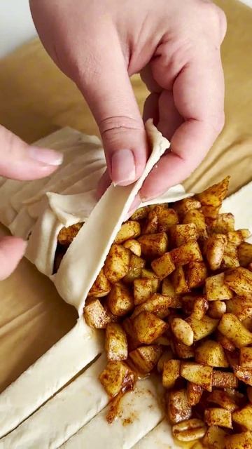 Рулет с яблоками и арахисом