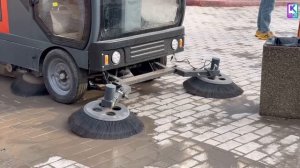 Чистоту в керченских парках наводят с помощью с помощью вакуумных подметально-уборочных машин