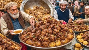 Готовят плов Кабули Палау на улицах Афганистана