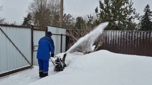 Снегоуборочная машина в действии