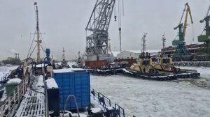 Зимняя навигация 2025/26 на Балтике: Буксировка плавучего крана «ПК-175» в Морканале, Питер