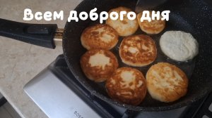 Напекла сырников и очень вкусно пообедала😋