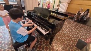 Мальчики играют вдвоём на пианино Банановый ча-ча-ча  в Сиднее , Австралия. # дети # пианино # улица