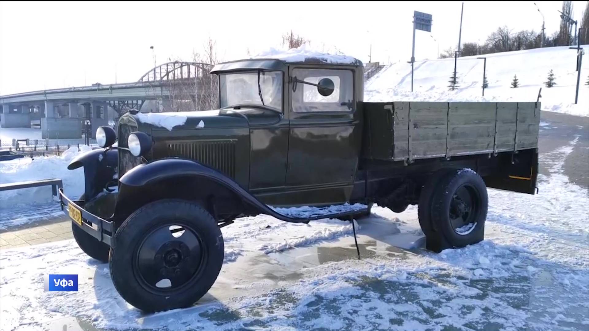 Уфимцы сообщают о повреждении раритетного автомобиля ГАЗ у стелы «Город трудовой доблести» смотреть онлайн