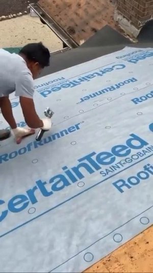 Мужчина продемонстрировал свою быструю и качественную работу во время ремонта крыши 😯👏