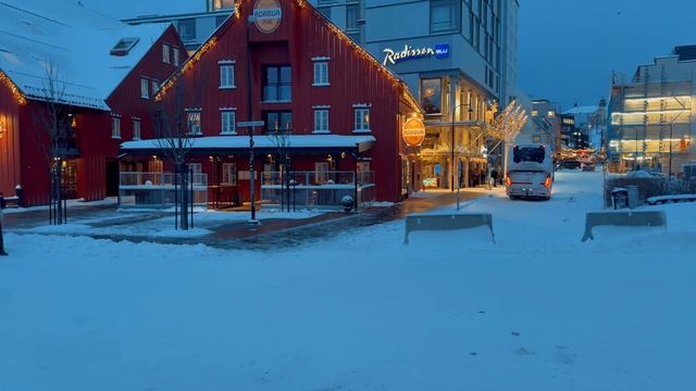 Норвегия. Уютная зимняя прогулка по Тромсё в формате 4К смотреть онлайн