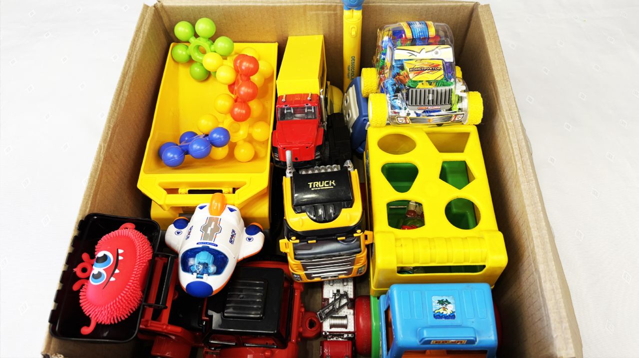 Мультики для детей и малышей про Новые яркие Машинки в коробке, новая трасса. Мультики машинки смотреть онлайн