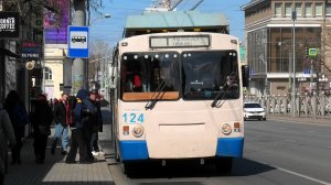 Троллейбус Екатеринбурга ЗиУ-682 КР Иваново борт. №124 маршрут 1 на остановке "Проспект Ленина"