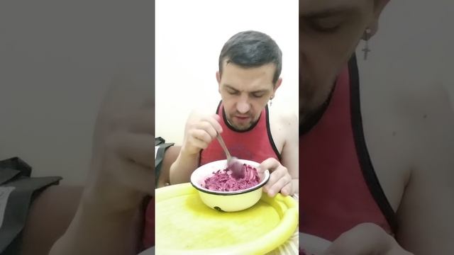 Обжор мукбанг свекла с чесноком и майонезом