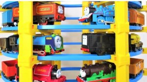 Самая большая парковка для всех паровозиков. Использую: железную дорогу и т д. #дети #видеодлядетей