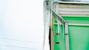 Льдины с крыш падают на людей, кровли не выдерживают снега и рушатся в российских регионах