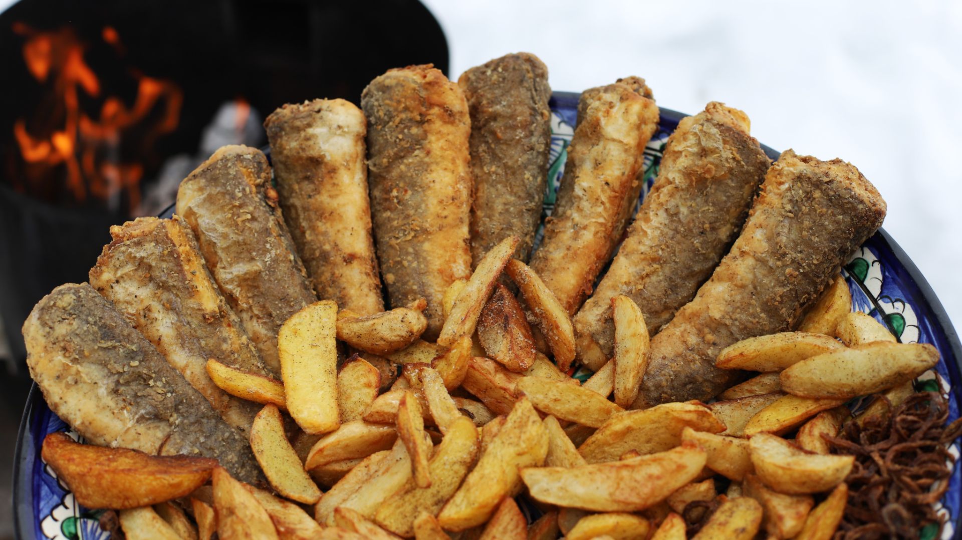 Жареный хек с картошкой в казане на костре смотреть онлайн