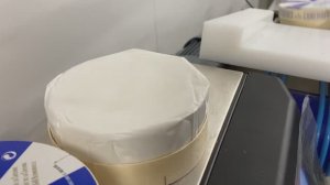 Упаковка мягкого сыра с плесенью в пленку и коробочку