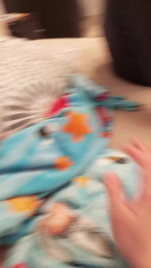 мой брат играет