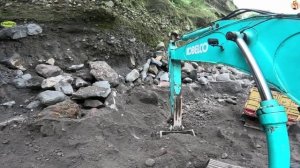 Строительство, экскаватор копает песок