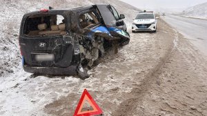 Минивэн со спортсменами опрокинулся в кювет на Ставрополье: кадры с места ДТП