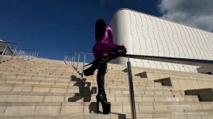 Эффектная девушка в ярком обтягивающем наряде.Стиль.Мода и Красота.