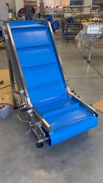 Подъемный конвейер с гомогенной лентой смотреть онлайн