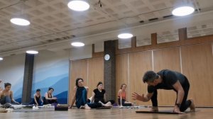 ЭкаПада Бакасана с постановкой голени на плечо.