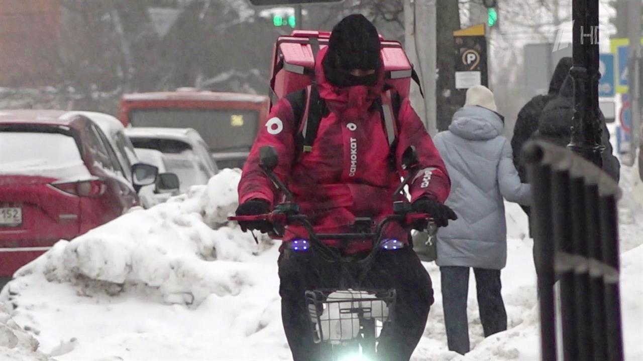 В разных российских городах ищут управу на курьеров на электровелосипедах. смотреть онлайн