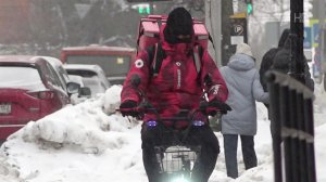 В разных российских городах ищут управу на курьеров на электровелосипедах.