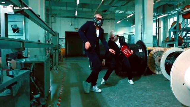 Танцующий робот Вэлл снова на Спецкабеле!