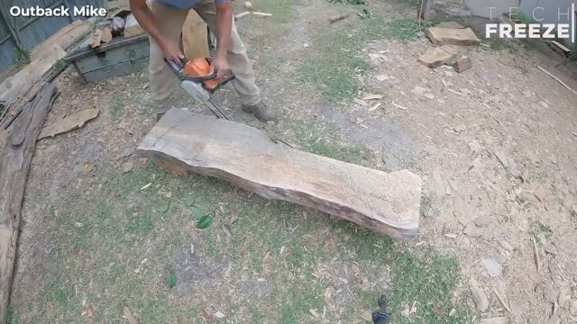 Один человек превращает гигантское дерево в массивную лодку, которую строит от начала до конца Один человек превращает гигантское дерево в массивную лодку, которую строит от начала до конца