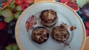 Шампиньоны фаршированные фаршем.