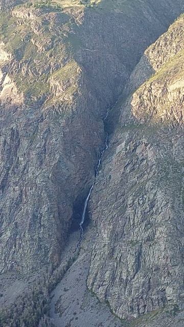 Водопад — лента в долине Чулышмана