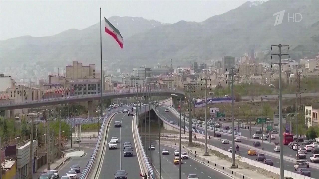 Британия эвакуировала свое посольство из Ирана и теперь оно работает в удаленном режиме. смотреть онлайн