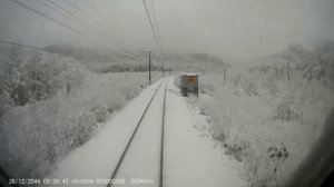 Снежная поездка из кабины машиниста поезда.