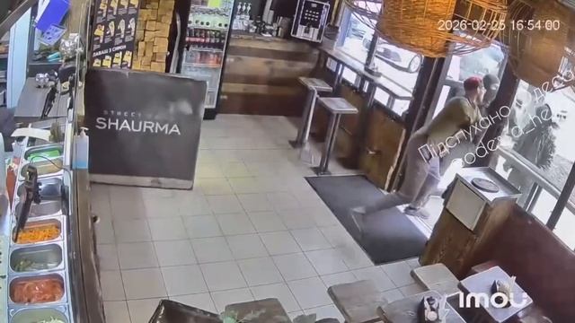 Продавец шаурмы спас парня от ТЦКшников смотреть онлайн