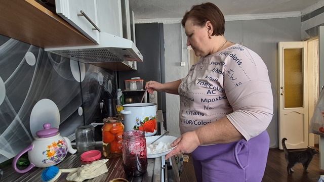 ох кисель какой густой,да вкусный/ ну и потрошки тушенные/ смотреть онлайн