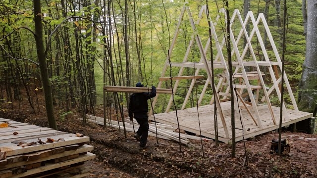 Мужчина построил красивый дом в лесу за месяц. Бушкрафт смотреть онлайн