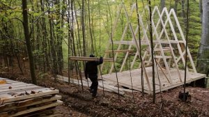 Мужчина построил красивый дом в лесу за месяц. Бушкрафт