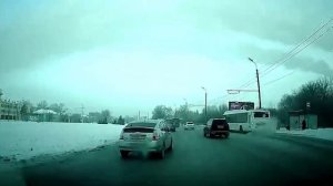 Резко маневрирует впереди