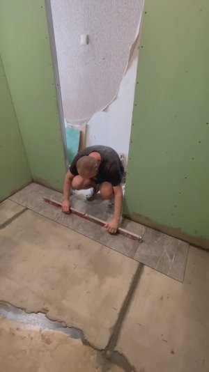 Санузел, укладка плитки на пол. Монтаж короба из гипсокартона. Часть 2