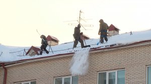 Уборка снега с крыш продолжается. ТК «Первый Советский»
