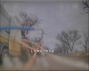 Красивое.  Российский FPV-дрон спасает украинца, которого пытаются затолкать в машину людоловы.