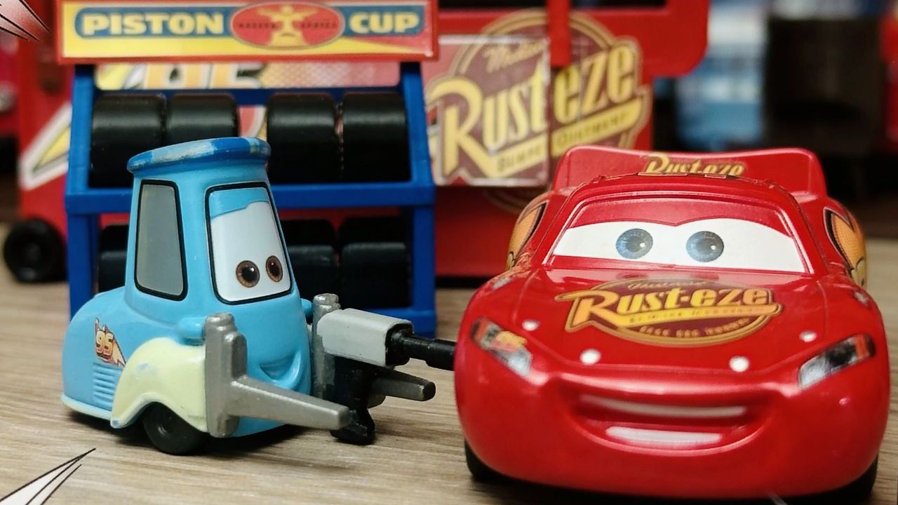 ДЕТСКИЕ ИГРУШКИ ТАЧКИ CARS Radiator Springs НА СТОЛЕ ГВИДО МЕНЯЕТ КОЛЕСА МАККВИНУ КУПИТЬ ИГРУШКУ