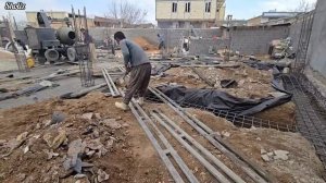 продолжаем заливать бетон Continuing to pour concrete on the floor of the house and preparing lunch