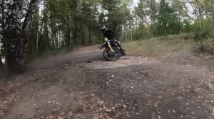 GR7 пылит на озере